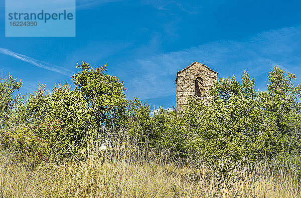 Spanien  Autonome Gemeinschaft Aragonien  Naturpark Sierra y CaÃ±ones de Guara  Hochebene der Mascun-Schlucht  verlassenes Dorf Otin  Glockenturm der Kirche in Ruinen