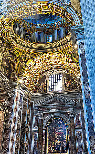 Italien  Rom  Vatikanstadt  Kirchenschiff des Petersdoms
