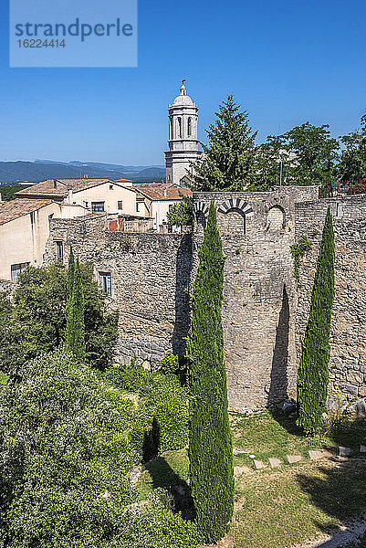 Spanien  Katalonien  Girona  Stadtmauern und Glockenturm der Kathedrale von Girona