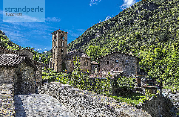 Spanien  Katalonien  Pyrenäen  Provinz Girona  Bergdorf Beget  Brücke und romanische Kirche Sant Cristofol (lombardisch-romanischer Glockenturm)