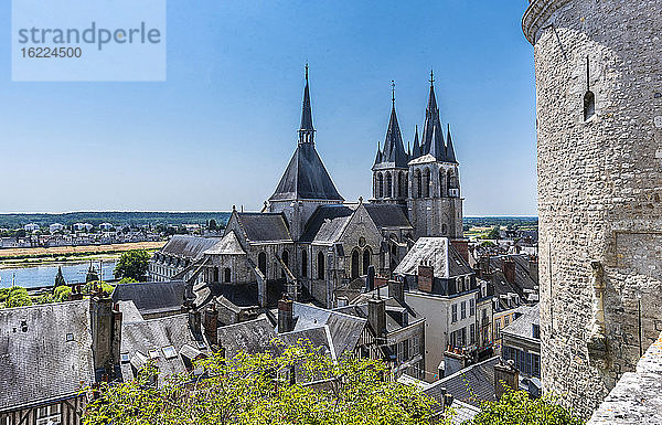 Frankreich  Zentral-Val de Loire  Loir et Cher  Kirche Saint Nicolas vom Schloss in Blois aus gesehen
