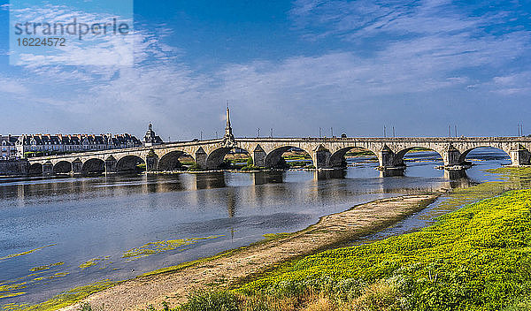 Frankreich  Zentral-Val de Loire  Loir et Cher  Brücke über die Loire in Blois
