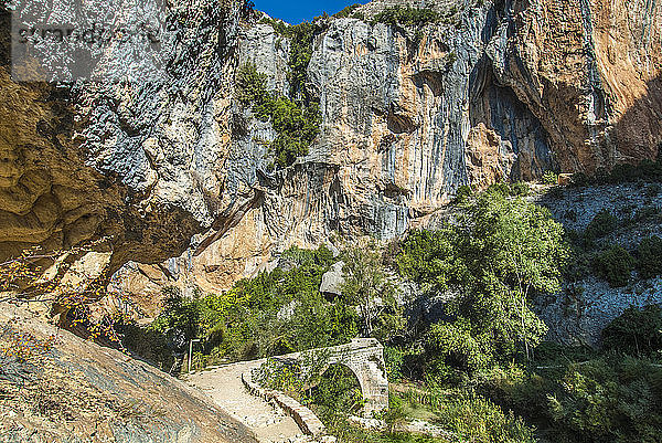 Spanien  Autonome Gemeinschaft Aragonien  Naturpark Sierra y CaÃ±ones de Guara  Schlucht des Vero-Flusses  Villacantal-BrÃ?cke (UNESCO-Welterbe fÃ?r die Felszeichnungen)
