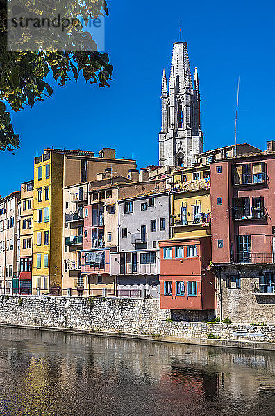 Spanien Katalonien  Girona  Fluss Onyar  bunte Fassaden der Altstadt und Glockenturm der Kirche St. Felix