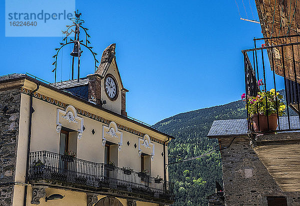 Spanien  Katalonien  Pyrenäen  Vall de Nuria  Dorf Queralbs  Rathaus und sein Campanile und seine Uhr