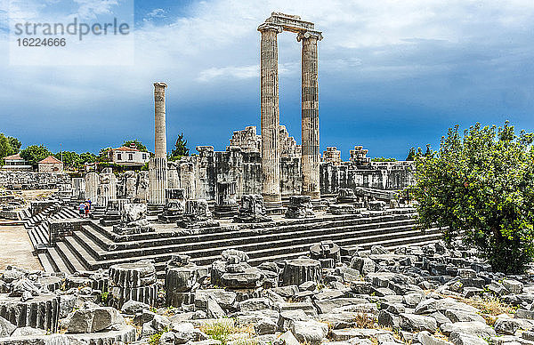 Türkei  archäologische Stätte Dydimes  Ruinen eines unvollendeten griechischen Apollo-Tempels (7. Jahrhundert v. Chr.  von Paeanius und Delphinus von Milet)