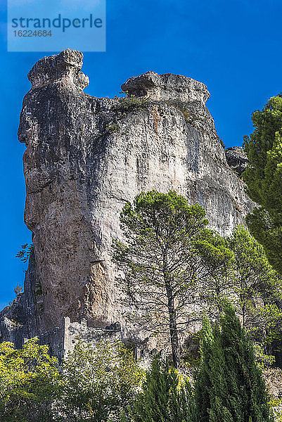 Spanien  Autonome Gemeinschaft Kastilien-La Mancha  Provinz Cuenca  Mauern der Festungsanlage und Berge in Cuenca