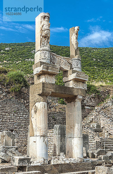 Türkei  Provinz Izmir  antike griechische Stadt Ephesus (römische Hafenstadt  Rolle bei der Ausbreitung des Christentums mit den Konzilien von 431 und 449)  Domitian-Tempel (1. Jahrhundert) (UNESCO-Welterbe)