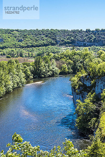 Frankreich  Okzitanien  Quercy  Lot  Martel  Blick vom Belvedere von Copeyre  Dordogne am Cirque de Montvalent