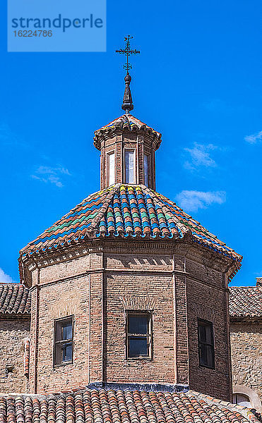 Spanien  Autonome Gemeinschaft Aragonien  Provinz Teruel  Dorf Albarracin (Schönstes Dorf Spaniens)  Glockenturm mit lackierten und farbigen Fliesen verziert