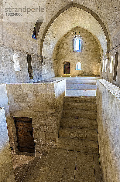 Frankreich  Bouches-du-Rhone  Zisterzienserabtei von Silvacane  Treppe zwischen dem Schlafsaal der Mönche und der Kirche (13.-14. Jahrhundert)