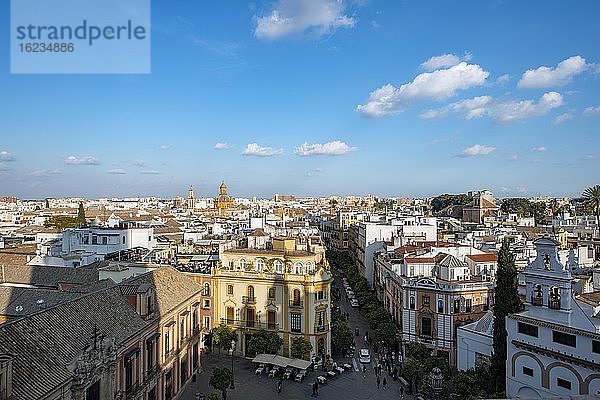 Stadtansicht  Ausblick über die Altstadt vom Turm La Giralda  mit Plaza Virgen de los Reyes  Kathedrale von Sevilla  Sevilla  Andalusien  Spanien  Europa