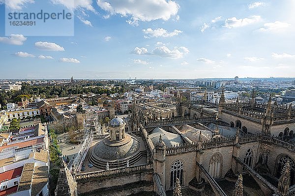 Stadtansicht  Ausblick über die Altstadt vom Turm La Giralda  Blick auf Dach der Kathedrale von Sevilla  mit Real Alcázar de Sevilla  Sevilla  Andalusien  Spanien  Europa