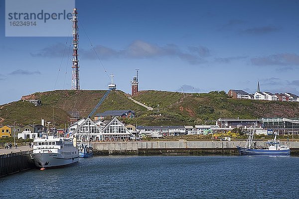 Blick auf Helgoland mit Binnenhafen mit Booten  Helgoland  Schleswig-Holstein  Deutschland  Europa