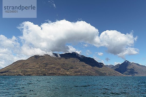 Lake Wakatipu mit Cecil Peak  Queenstown  Otago  Südinsel  Neuseeland  Ozeanien