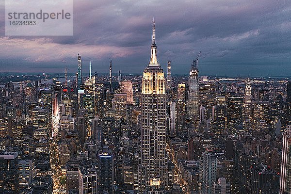 Drohnenaufnahme  Empire State Building in der Abenddämmerung  Manhattan  New York City  USA  Nordamerika