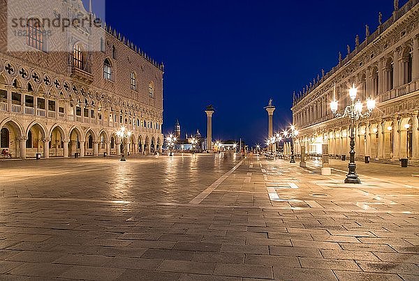 Menschenleerer Markusplatz am Abend  links Dogenpalast  Markusplatz  Venedig  Italien  Europa