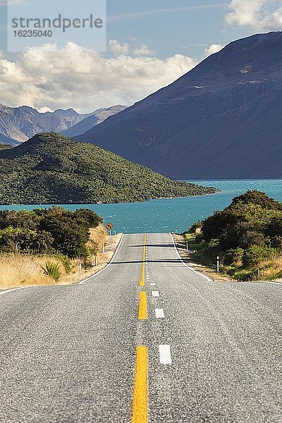 Straße am Lake Wakatipu  Queenstown  Otago  Südinsel  Neuseeland  Ozeanien