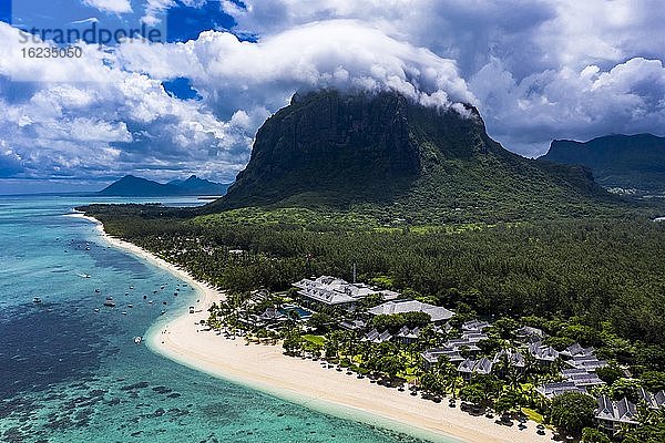 Luftaufnahme  Berg le Morne  mit Luxushotel LUX Le Morne Resort  Mauritius  Afrika