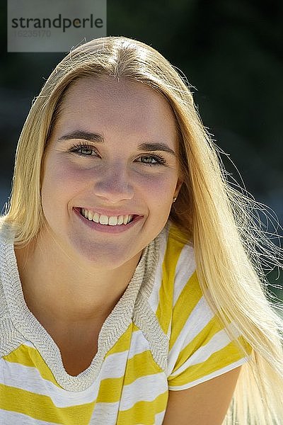 Porträt blonde junge Frau am Wasser  Sommer  Bayern  Deutschland  Europa