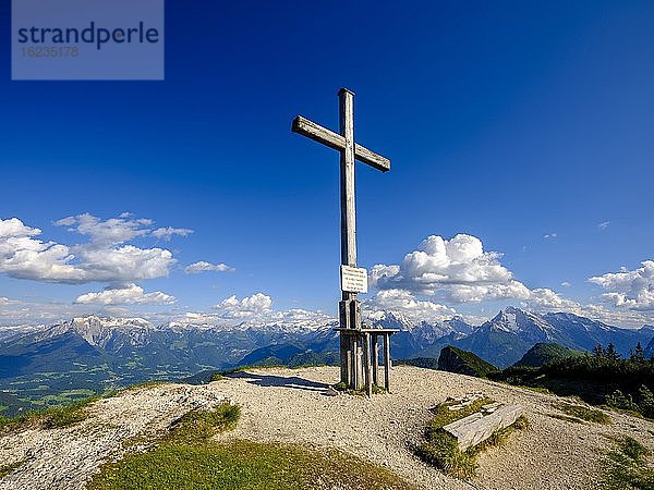 Gipfel des Karkopf  Lattengebirge  mit Ausblick auf die Berchtesgadener Alpen  Bischofswiesen  Berchtesgadener Land  Oberbayern  Bayern  Deutschland  Europa