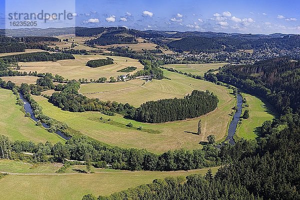 Oberhüttental mit Biegung der Eder  hinten Schwarzenau  Ortsteil von Bad Berleburg  Kreis Siegen-Wittgenstein  Nordrhein Westfahlen  Deutschland  Europa