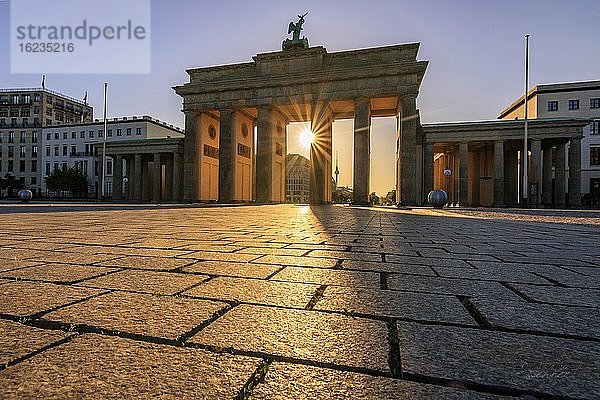 Brandenburger Tor bei Sonnenaufgang  Berlin  Deutschland  Europa