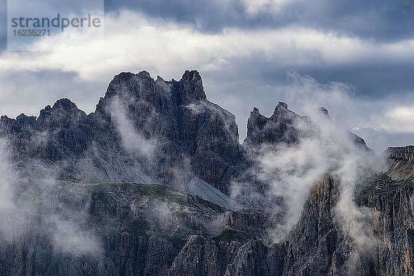 Tofana di Rozes  Gewitterstimmung in den Bergen der Dolomiten  Alpen  Venetien  Italien  Europa