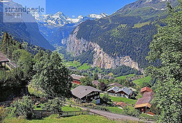 Häuser am Dorfrand mit Lauterbrunnental und Breithorn  Wengen  Jungfrau-Region  Berner Oberland  Kanton Bern  UNESCO-Weltnaturerbe  Schweiz  Europa