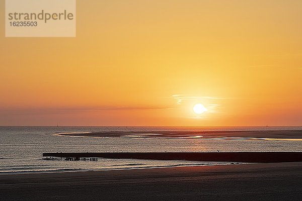 Sonnenuntergang über der Nordseeküste  Borkum  Ostfriesische Insel  Ostfriesland  Niedersachsen  Deutschland  Europa