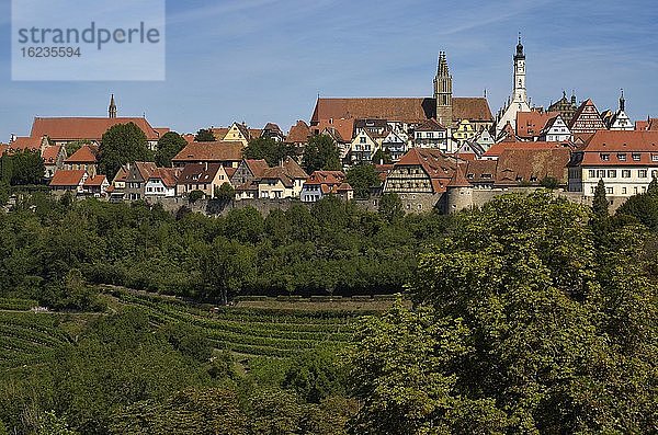 Stadtmauer  Rathaus und St. Jakob Kirche  Rothenburg ob der Tauber  Franken  Bayern  Deutschland  Europa