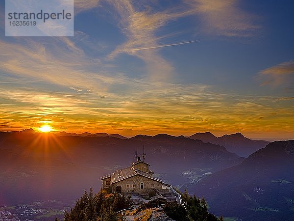Kehlsteinhaus am Kehlstein bei Sonnenuntergang mit Cirruswolken  Berchtesgadener Alpen  Nationalpark Berchtesgaden  Schönau am Königssee  Oberbayern  Beyern  Deutschland  Europa