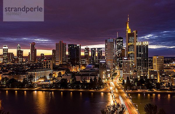 Nächtliche Skyline mit Main  Frankfurt am Main  Deutschland  Europa