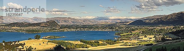 Lake Wanaka im Abendlicht  Otago  Südinsel  Neuseeland  Ozeanien