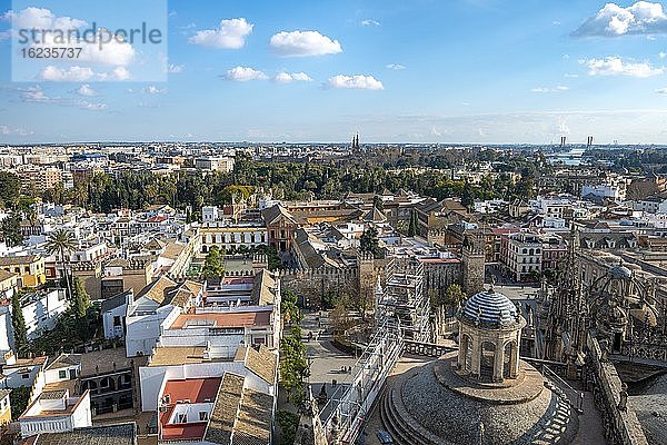 Stadtansicht  Ausblick über die Altstadt vom Turm La Giralda  Blick auf Dach der Kathedrale von Sevilla  mit Real Alcázar de Sevilla  Sevilla  Andalusien  Spanien  Europa