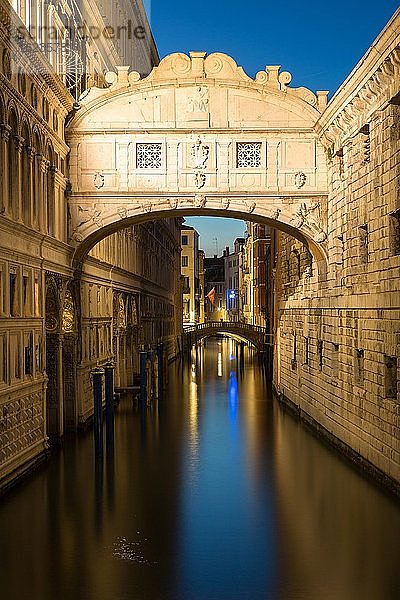 Seufzerbrücke am Abend  Dogenpalast  Markusplatz  Venedig  Italien  Europa
