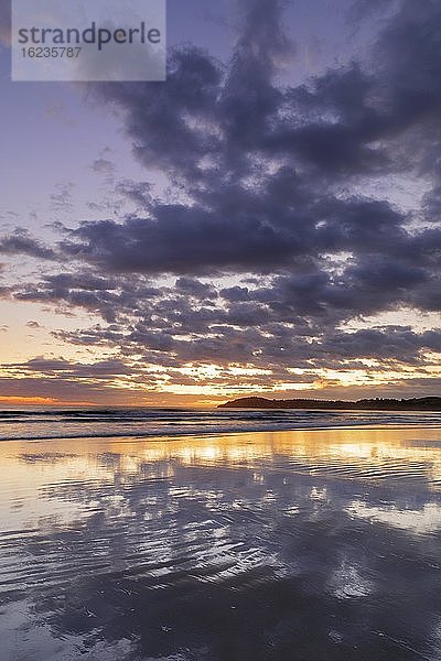 Moeraki Beach bei Sonnenaufgang  Otago  Südinsel  Neuseeland  Ozeanien