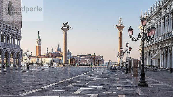 Menschenleerer Markusplatz  hinten Kloster San Giorgio Maggiore  Markusplatz  Venedig  Italien  Europa