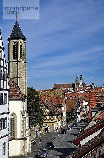 Blick von der Stadtmauer auf Schülerwohnheim  Heilig-Geist-Kirche  Rathaus und St.-Jakob Kirche  Rothenburg ob der Tauber  Franken  Bayern  Deutschland  Europa