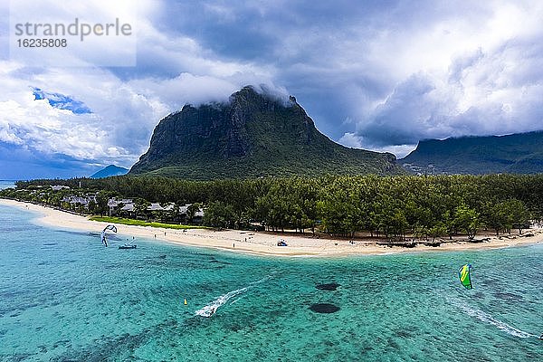 Luftbild  Berg Le Morne mit Luxushotels  Mauritius  Afrika