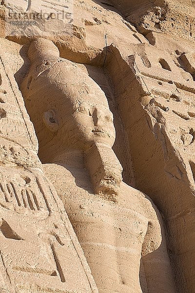 Kolossale Statue am Hathor-Tempel der Königin Nefertari  Abu Simbel  Ägypten  Afrika