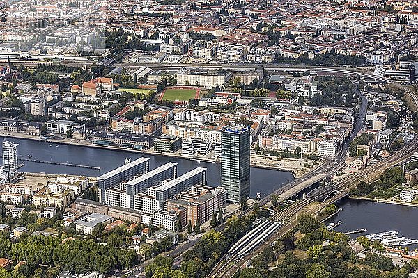 Luftaufnahme  Elsenbrücke über die Spree mit den Treptowers  von denen der Allianz-Tower das höchste Bürogebäude Berlins ist  Berlin  Deutschland  Europa