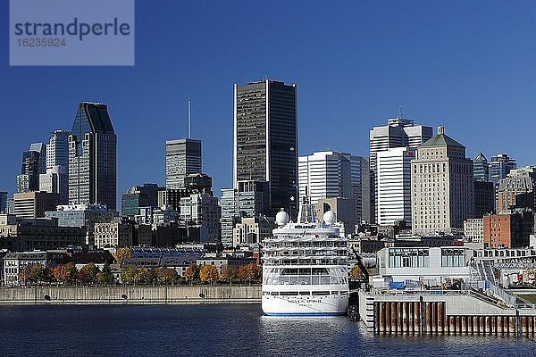 Kreuzfahrtschiff im Alten Hafen vor Skyline mit Wolkenkratzern  Montreal  Provinz Quebec  Kanada  Nordamerika