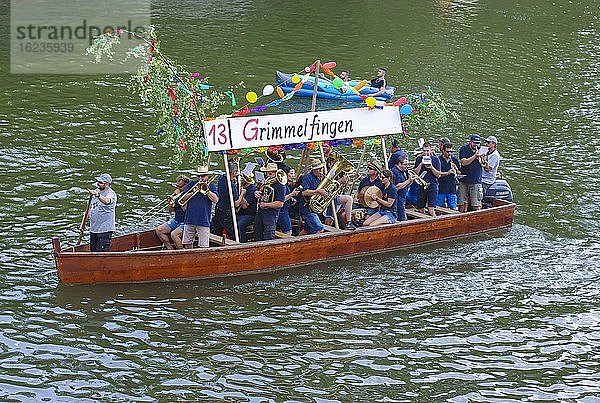 Nabada  Veranstaltung am Schwörmontag  Musiker  Menschen  Blasinstrumente  Boot  Wasserfahrzeug  Menschen auf der Donau  Ulm  Baden Württemberg  Deutschland  Europa