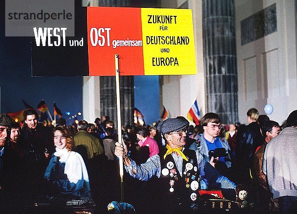 Wiedervereinigung  Fest der Einheit am 2./ 3.10.1990  Feiernde am Brandenburger Tor Berlin  Deutschland  Europa