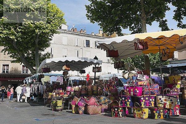 Taschen auf dem Wochenmarkt in Apt  Region Provence  Département Vaucluse  Frankreich  Europa