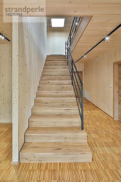 Holz im modernen Innenausbau  Treppenschrank  Boden  Decke und Wand aus Holz  Verwaltungsgebäude der Firma FOXiT  Tittmoning  Oberbayern  Bayern  Deutschland  Europa