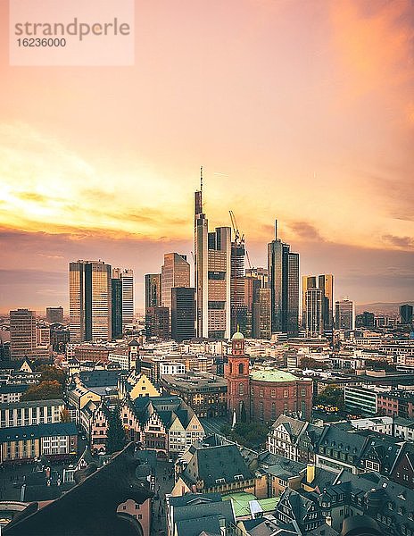 Skyline und Innenstadt mit Römer  Rathaus und Paulskirche bei Sonnenuntergang  Frankfurt am Main  Deutschland  Europa