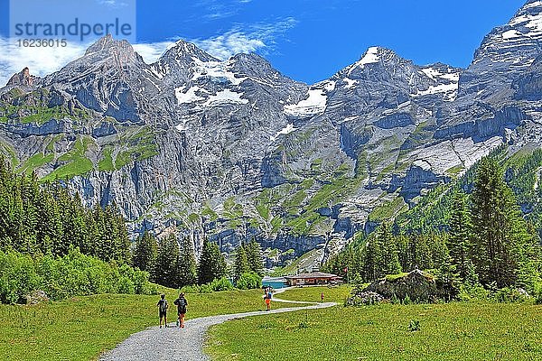 Wanderweg zum Oeschinensee mit Blüemlisalp  Kandersteg  Kandertal  Berner Oberland  Kanton Bern  UNESCO-Weltnaturerbe  Schweiz  Europa
