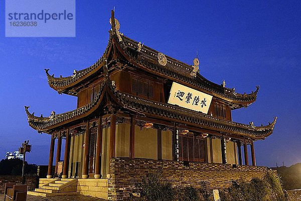 Pan Gate Scenic Area  Pan Gate  blaue Stunde  Nantangzhuangcun  Suzhou  Jiangsu Sheng  China  Asien